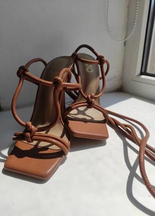 Босоножки на шнуровке