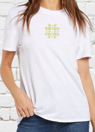 Футболка с вышивкой этно