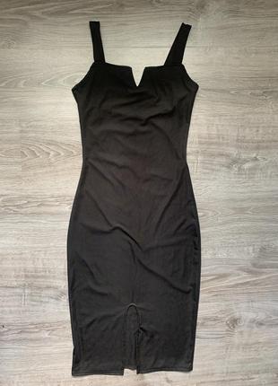 Облягаюча чорна сукня з розрізом4 фото