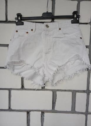 Рваные коттоновые короткие белые шорты3 фото