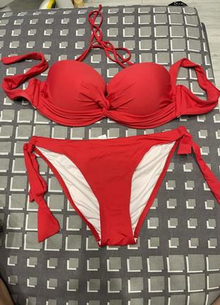 Купальник красного цвета