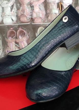 Синие школьные туфли лаковые  балетки на каблуке для девочки1 фото