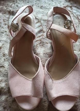 Босоножки на танкетке