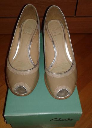 Кожаные удобнейшие туфли clarks на среднем 7,5 см  каблуке 39  разм.1 фото