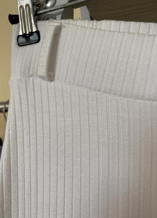 Трикотажные брюки в рубчик летние укороченные белые stradivarius3 фото