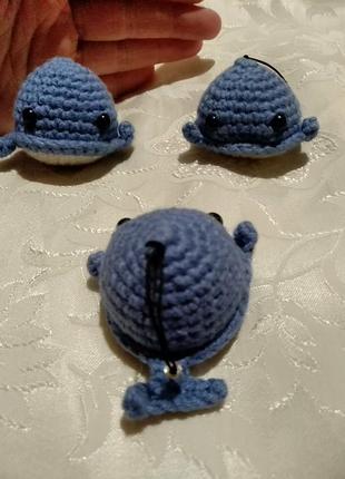 Маленький 🐳 кит. вязаная игрушка, брелок.2 фото