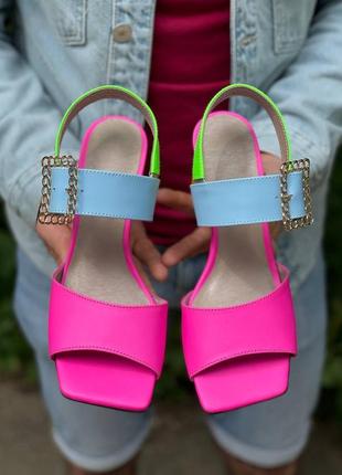 Новинка! яркие разноцветные стильные босоножки на фигурном каблуке3 фото