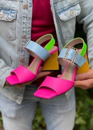 Новинка! яркие разноцветные стильные босоножки на фигурном каблуке4 фото