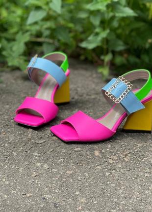 Новинка! яркие разноцветные стильные босоножки на фигурном каблуке6 фото