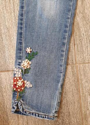 Дивовижні джинси з вишивкою прикрашені бусинами2 фото
