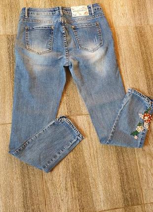 Дивовижні джинси з вишивкою прикрашені бусинами5 фото
