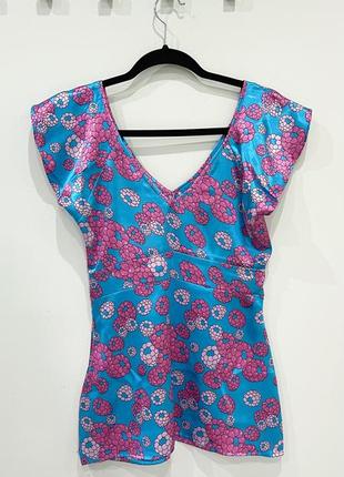 Неймовірного кольору топ.