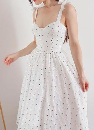 Легка біла сукня-корсет
