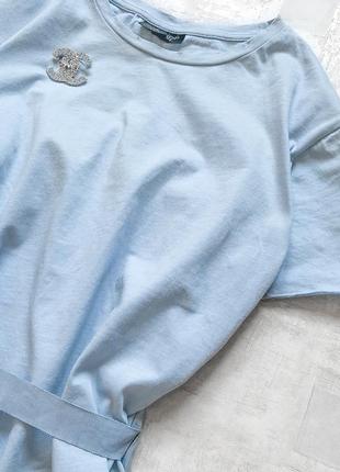 Нова блуза-футболка небесно-блакитного кольору зі стильним паском репсовою стрічкою3 фото