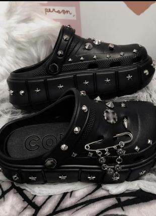 Кроксы в байкерском стиле