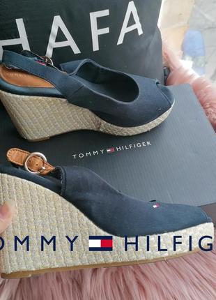 Синие текстильные тканевые босоножки tommy hilfiger на плетеной танкетке1 фото