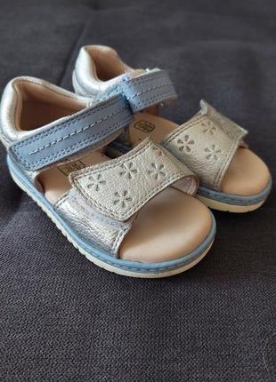 Новые детские сандалии clarks