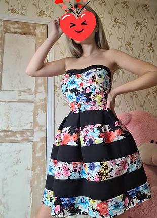 Яскрава сукня