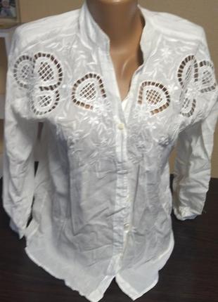 Блуза с вишивкою