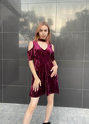 Яркое бордовое платье из велюра с чокером открытыми плечами размер с s женское