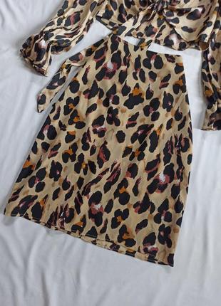 Сатиновый костюм в леопардовый принт с юбкой миди и блузой на завязках/сборный2 фото