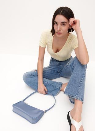 Голубая сумочка багет с коротким ремешком