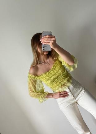 Укорочена блуза жовтого кольору в горошок9 фото