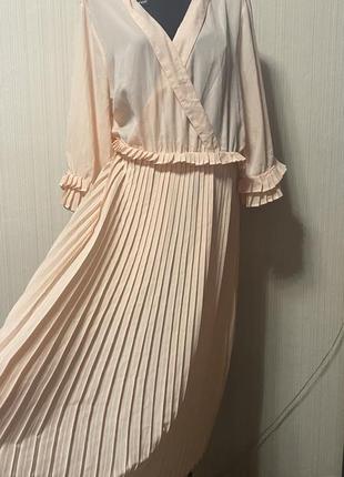 Персиковое платье миди плиссе большой размер5 фото