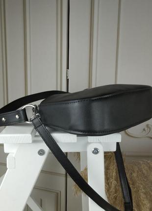 Стильная черная асимметричная сумка-багет9 фото