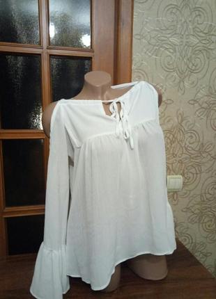 Блуза белая с воланами и открытыми плечами