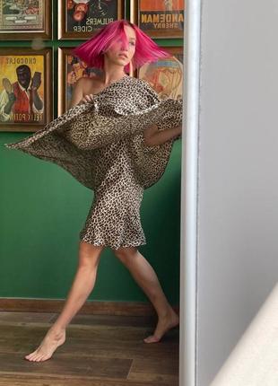 Шелковое платье на одно плечо в анималистическом леопардовом принте7 фото
