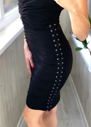 Шикарное чёрное платье на тонких бретельках со шнуровкой вечернее6 фото