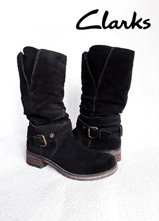 Модная и комфортная  модель сапожек из натуральной замши clarks