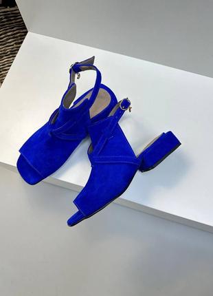 Синие замшевые босоножки на маленьком каблуке2 фото