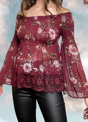 Бордовая цветочная блуза с открытыми плечами3 фото