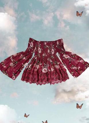 Бордовая цветочная блуза с открытыми плечами5 фото