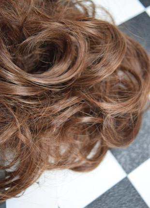 Резинка с накладными волосами коричневая шоколадная2 фото