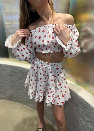 Любимый муслиновый костюмчик в наличии 🥰 топ со спущенными плечиками и юбка в принт...