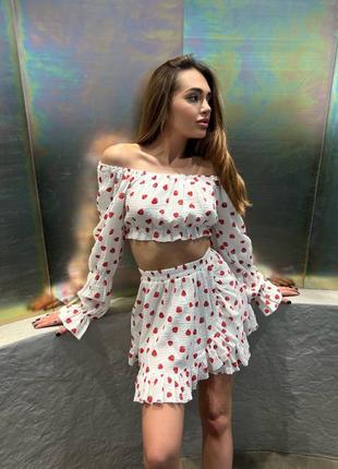 Любимый муслиновый костюмчик в наличии 🥰 топ со спущенными плечиками и юбка в принт...