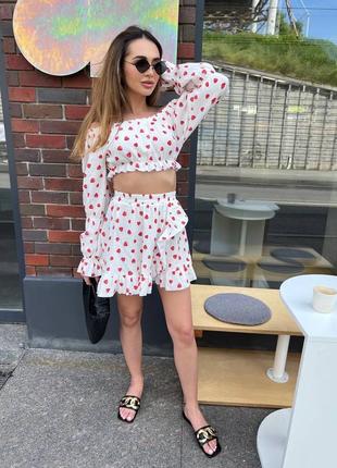 Любимый муслиновый костюмчик в наличии 🥰 топ со спущенными плечиками и юбка в принт...