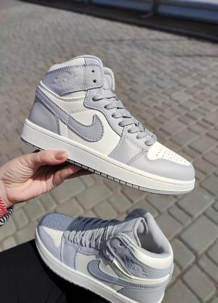 Стильные женские кроссовки nike air jordan 1 retro mid light blue серо-голубые с молочным2 фото