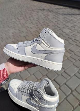 Стильные женские кроссовки nike air jordan 1 retro mid light blue серо-голубые с молочным4 фото