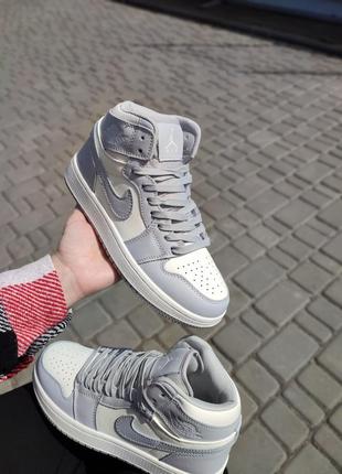 Стильные женские кроссовки nike air jordan 1 retro mid light blue серо-голубые с молочным6 фото