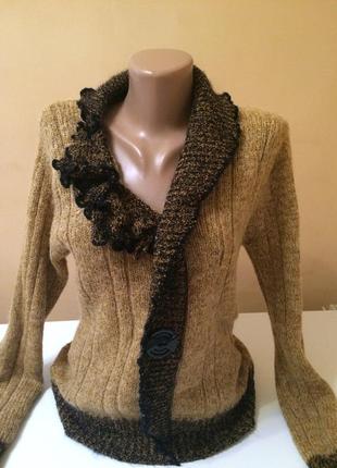 Очень красивый,нарядный свитерок