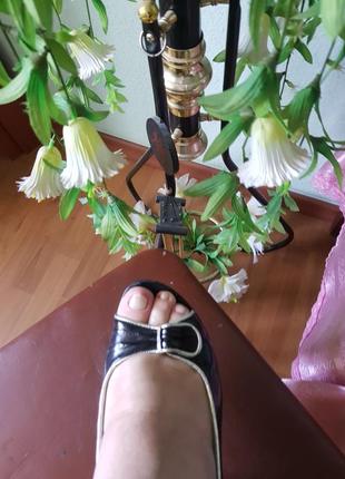 Босоножки чорного цвета на танкетке.