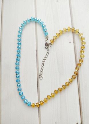 Ожерелье из хрустальных чешских бусин желто голубых патриотический3 фото