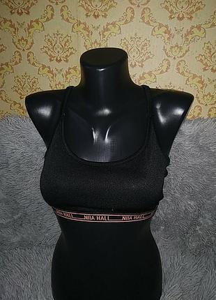 Спортивный топ интересного кроя