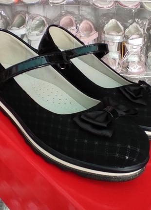 Черные гладкие  с рисунком туфли на платформе удобные для девочки