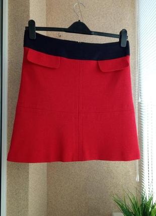 Красивая стильная красная трикотажная юбка мини