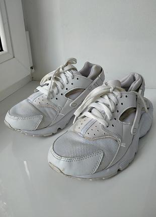 Жіночі білі кросівки nike huarache